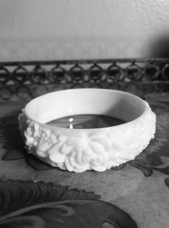 Vintage Art Deco Creamy White Carved Flower Floral