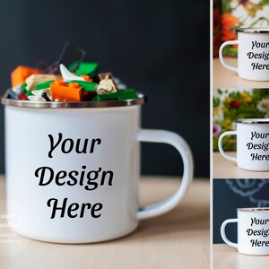 Pode incluir: Três canecas de esmalte branco com uma borda prateada. As canecas têm o texto "Your Design Here" impresso nelas. As canecas estão em fundos diferentes, incluindo um quadro negro, um padrão floral e uma superfície de madeira.