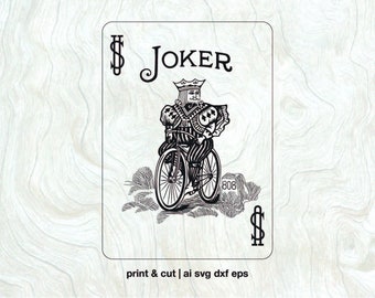 Op de afbeelding: Zwart-witte illustratie van een jokerkaart met een koning op een fiets. De kaart heeft in elke hoek een dollarteken en bovenaan het woord "JOKER".