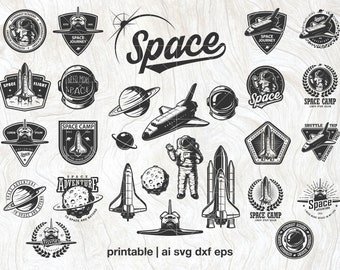 Op de afbeelding: Een set van 20 zwart-witte vectorillustraties met een ruimtethema. De illustraties omvatten raketten, astronauten, planeten en tekst die "Space" en "Space Camp" zegt.