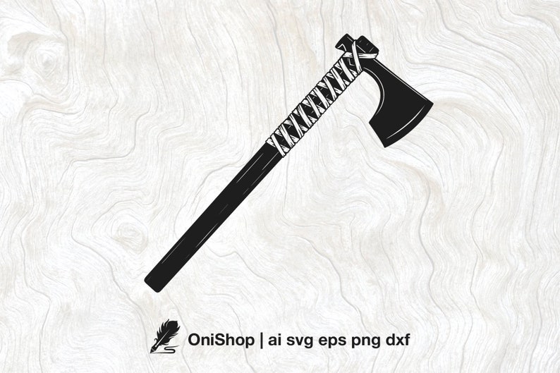Op de afbeelding: Zwart-witte illustratie van een Viking-bijl met een leren handvat dat is omwikkeld met touw. De bijl bevindt zich op een witte houtnerf achtergrond.