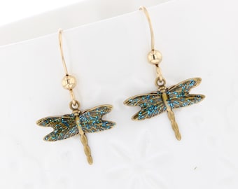 Pendientes libélula. Mano esmaltado brillo azul sobre latón. insecto, naturaleza inspirada. Jardinero, regalo de los observadores de aves. 14 KT oro llena de hilo
