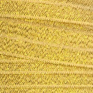 Puede incluir: Adorno el&aacute;stico dorado con un acabado brillante. El adorno est&aacute; hecho de un material suave y el&aacute;stico y tiene una textura acanalada sutil.