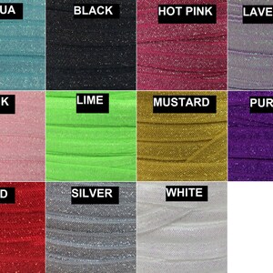 Pode incluir: Uma cole&ccedil;&atilde;o de 12 cores de el&aacute;sticos de cabelo com acabamento brilhante. As cores s&atilde;o aqua, preto, rosa quente, lavanda, rosa, lim&atilde;o, mostarda, roxo, vermelho, prata, branco.