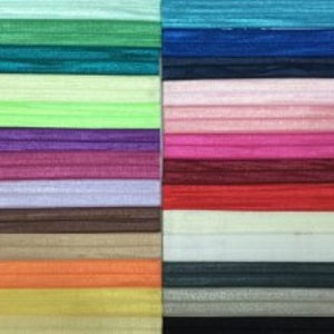 Op de afbeelding: Een verzameling van 24 kleurrijke nylon haarbandjes in verschillende tinten, waaronder teal, roze, paars, bruin, oranje en geel.