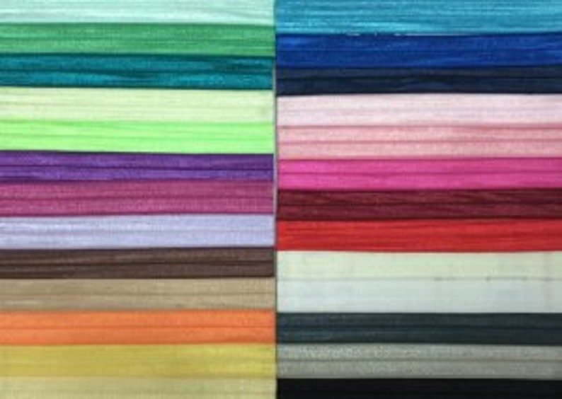 Op de afbeelding: Een verzameling van 24 kleurrijke nylon haarbandjes in verschillende tinten, waaronder teal, roze, paars, bruin, oranje en geel.