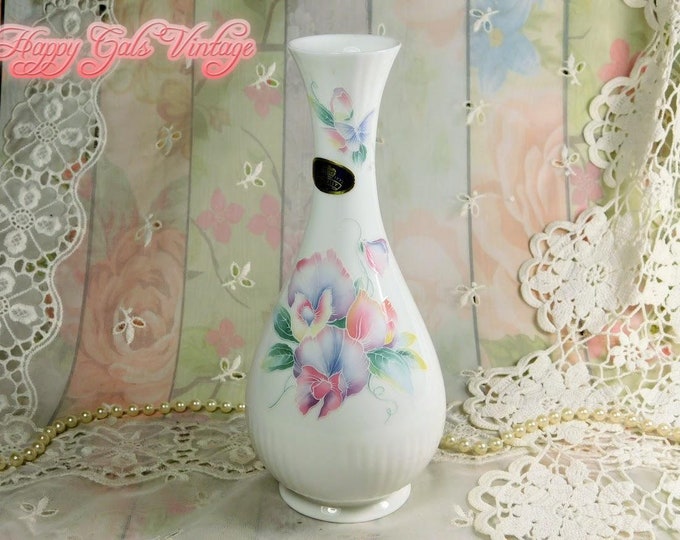 Aynsley Vase, Vintage Aynsley Little Sweet Heart Bud Vase in Fine Bone China from England, White and Pink Flowers Ceramic Bud Vase Fine Gift
