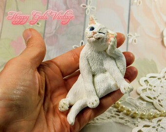 White Cat Figurine, Vintage White Cat Scratching Her Ear Sculpted Resin Figurine, White Cat Figurine, Cute and Fun Gift for Cat Lover