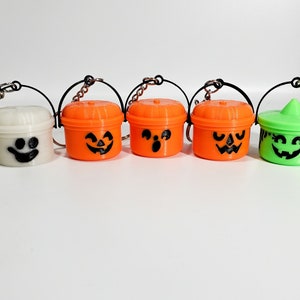 Halloween bucket keychain, (halloween charm, Halloween pail keychain, halloween vintage buckets)