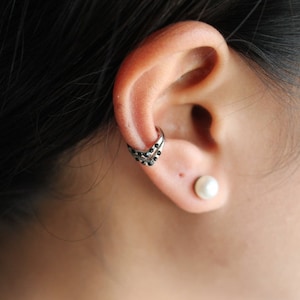 Tour d'oreille en acier inoxydable, double flèche avec cristal, hypoallergénique.