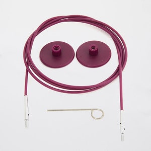 Peut inclure: Un ensemble d'aiguilles à tricoter avec un câble magenta foncé, deux connecteurs circulaires assortis et un outil de serrage argenté. L'ensemble est destiné au tricot circulaire et est présenté sur fond blanc.