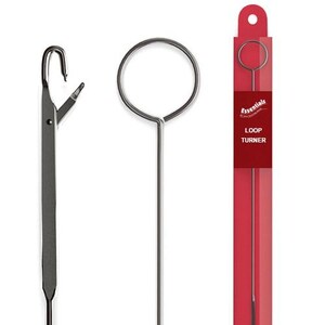 以下が含まれることがあります： 片側にフック、もう片側に円形のループが付いたシルバーのループターナーツール。ツールは、赤い白の段ボールパッケージに梱包されており、パッケージには「Essentials Loop Turner」というテキストが印刷されています。