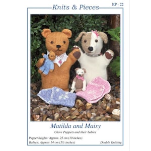 Peut inclure: Deux marionnettes en tricot en forme d'ours brun et de chien blanc avec des taches noires, chacune tenant une petite marionnette en tricot d'un bébé ours et d'un bébé chien. Les marionnettes sont assises sur un lit de petites pierres. Le texte "Matilda and Maisy Glove Puppets and their babies" est imprimé sous les marionnettes. Le texte "Puppet heights: Approx. 25 cm (10 inches) Babies: Approx 14 cm (5½ inches) Double Knitting" est imprimé sous le titre.