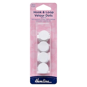 Peut inclure: Un paquet de 8 ensembles de points de velours autocollants à crochets et boucles de 20 mm, de couleur blanche, pour une utilisation dans les meubles rembourrés, l'automobile, le camping, etc. L'emballage est rose avec du texte bleu et un logo Hemline.