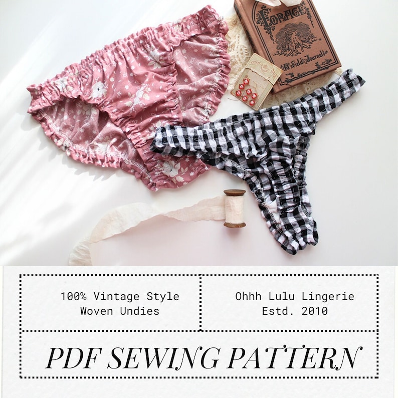 Op de afbeelding: Twee paar geweven katoenen ondergoed met geruite randen. Een paar is roze met een bloemenprint en het andere is zwart-wit geruit. De afbeelding bevat de tekst "100% Vintage Style Woven Undies" en "Ohhh Lulu Lingerie Estd. 2010" en "PDF SEWING PATTERN".