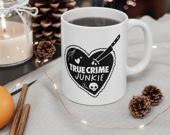 トゥルー・クライム・ジャンキー・マグカップ：ハート＆ソードのグラフィック、犯罪ポッドキャストギフト