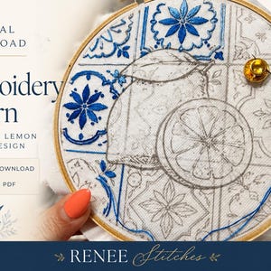 Könnte beinhalten: Stickmuster mit blauem Fliesen- und Zitronen-Design. Das Muster ist auf weißem Stoff in einem Holzstickrahmen dargestellt. Der Text "Embroidery Pattern" und "Blue Tile & Lemon Inspired Design" sind sichtbar. Das Design zeigt blaue Blumenfliesenmuster und eine Zitronenillustration.