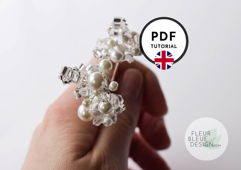 Peut inclure: Un accessoire de coiffure perl&eacute; compos&eacute; de grappes de fausses perles blanches et de cristaux transparents &agrave; facettes sur une structure en fil m&eacute;tallique. Un graphique circulaire avec le texte PDF TUTORIAL et un drapeau britannique est pr&eacute;sent.