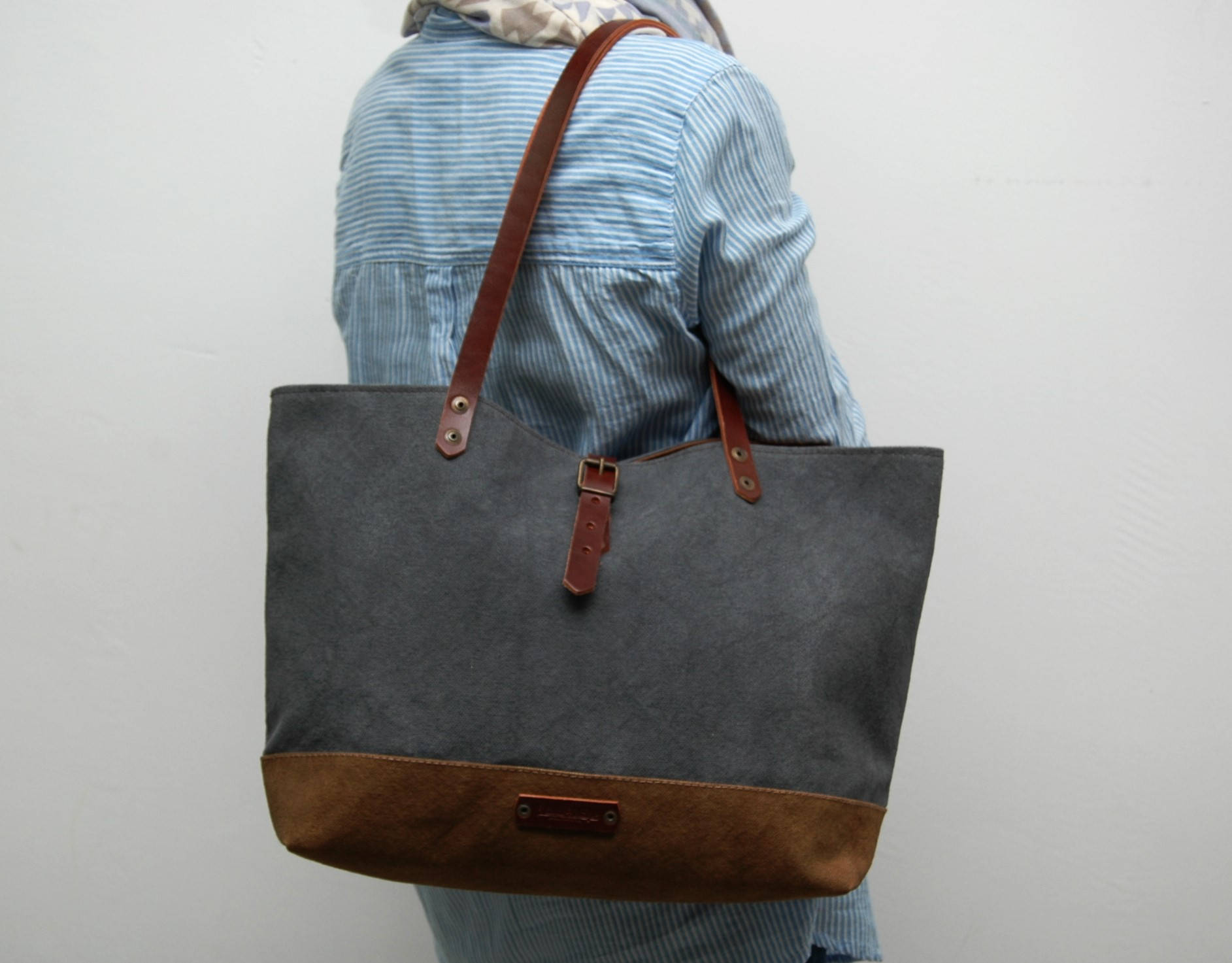 extra large, waxed Waxed canvas  bag ,with leather handles and closur…