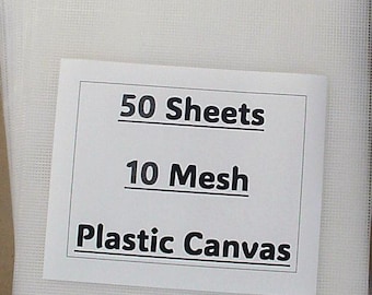 Könnte beinhalten: Ein Stapel aus 50 weißen Plastik-Canvas-Blättern mit einer Maschenweite von 10. Die Blätter sind in einer weißen Verpackung mit der Aufschrift "50 Blätter 10 Maschen Plastik-Canvas" verpackt.