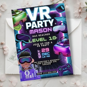 Puede incluir: Una invitación a una fiesta de realidad virtual con un diseño futurista. La invitación presenta el texto "VR PARTY" y "MASON HA ALCANZADO EL NIVEL 10." Incluye gráficos de auriculares de realidad virtual y un mando de juegos. También se muestra la fecha y la hora.