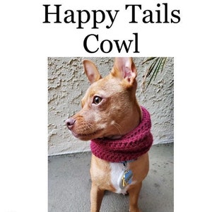 Peut inclure: Un petit chien brun portant un col en tricot bordeaux. Le chien est assis sur une surface en béton. Le texte "Happy Tails Cowl" est au-dessus du chien et le texte "Hello Gabby" est en dessous du chien. Une illustration en noir et blanc d'une pelote de laine se trouve dans le coin inférieur gauche de l'image.