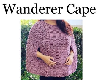 以下が含まれることがあります： 「Wanderer Cape」と「Hello Gabby」の文字が入った、モーヴ色のクロシェ編みケープ。 ケープは丸いネックラインと、垂直のビーズアクセントが付いたテクスチャードデザインが特徴です。 ケープには腕の開口部があります。