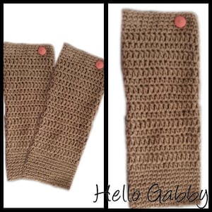 Op de afbeelding: Twee bruine gehaakte armwarmers met een knoopsluiting. De armwarmers zijn gemaakt van een getextureerd, geweven materiaal. De tekst "Hello Gabby" is rechtsonder zichtbaar.