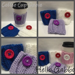 Op de afbeelding: Een collectie gehaakte koffiebekerhoezen in blauw, wit, lavendel en roze, elk voorzien van een grote ronde knoop in rood, paars of wit. De tekst Coffee Cup Sleeve en Hello Gabby is zichtbaar in de afbeelding.