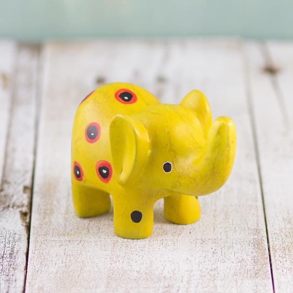 Sunshine Serenity: pisapapeles de elefante amarillo de esteatita del Sr. Ellie Pooh