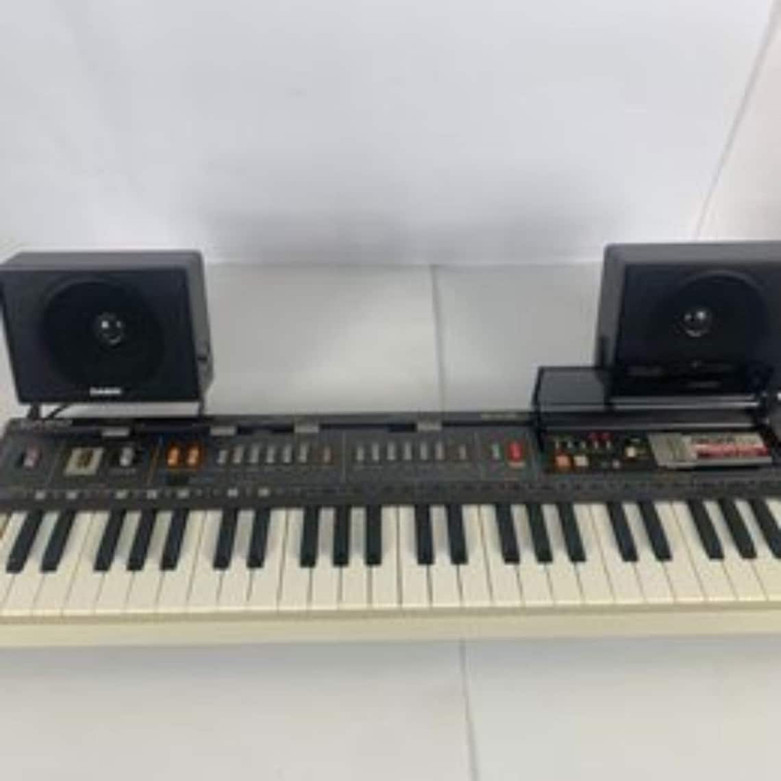 Casio Casiotone MT-800 Vintage 49 key Keyboard Synthesizer Speakers 6 ROM packs & Manuals, foto 1 di 5