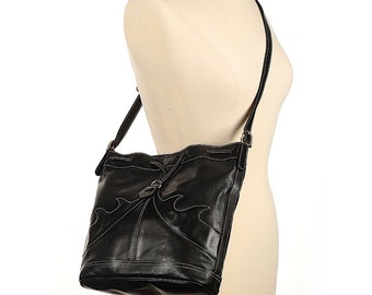Bolso bandolera/cruzado Rappi Italy de piel italiana negra estilo western con herrajes dorados.