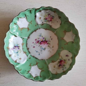 NSPK Beautiful Antique Victorian Hand painted Gold Leaf Fluted Porcelain Bowl Circa Late 19thc.
