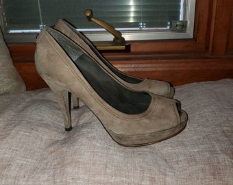 Stuart Weitzman Olive/taupe Suede peep toe platform Pumps Heels 8.5