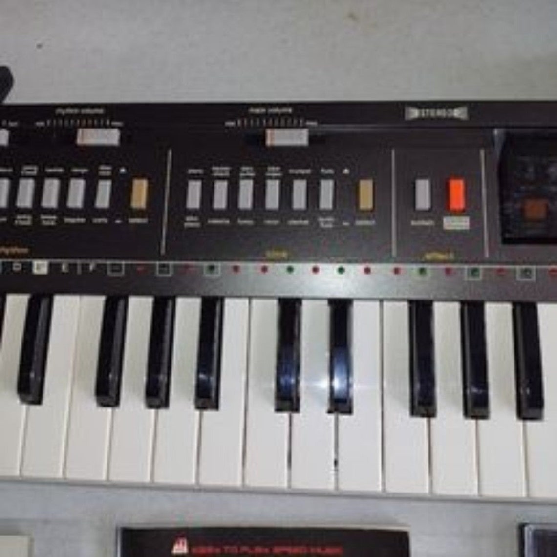 Casio Casiotone MT-800 Vintage 49 key Keyboard Synthesizer Speakers 6 ROM packs & Manuals, foto 2 di 5