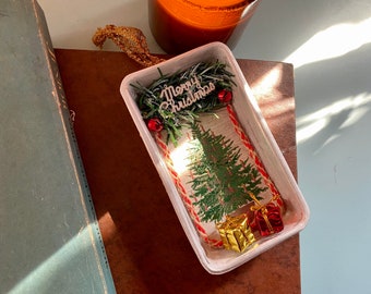 Ornement de Joyeux Noël rétro upcyclé, décor de décoration de Noël vintage, ornement de boîte de cuisson recyclé, ornement d’arbre miniature mignon