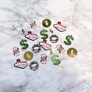 Cartes de poker prêtes à être expédiées au casino de LAS VEGAS pour les amateurs de jeux - Décoration de fête numérique avec confettis de mariage