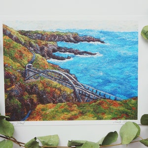 Puede incluir: Una pintura abstracta colorida de un puente sobre una costa rocosa con agua azul. La pintura está hecha en un estilo que se asemeja a una técnica puntillista.