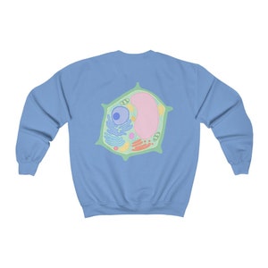 Puede incluir: Una sudadera azul claro con una ilustraci&oacute;n colorida de una c&eacute;lula vegetal en la espalda.