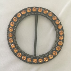 Fibbia in metallo bronzo con strass arancioni, diametro 2 1/2&quot;, 1 3/4&quot;. Apertura 45mm