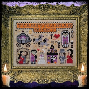 Könnte beinhalten: Kreuzstichmuster mit einer gruseligen Hochzeitsszene mit einem Vampirbräutigam, einer Braut in einem weißen Kleid, einem Leichenwagen, einem Spukhaus und dem Text "Es ist eine gruselige Hochzeit!"