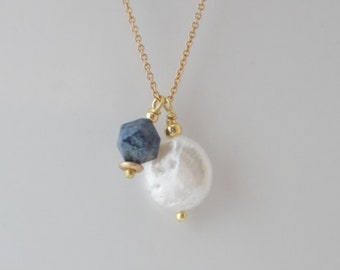 Chain necklace with freshwater pearl pendant and "nugget" pearl in natural stone, blue or green-grey.