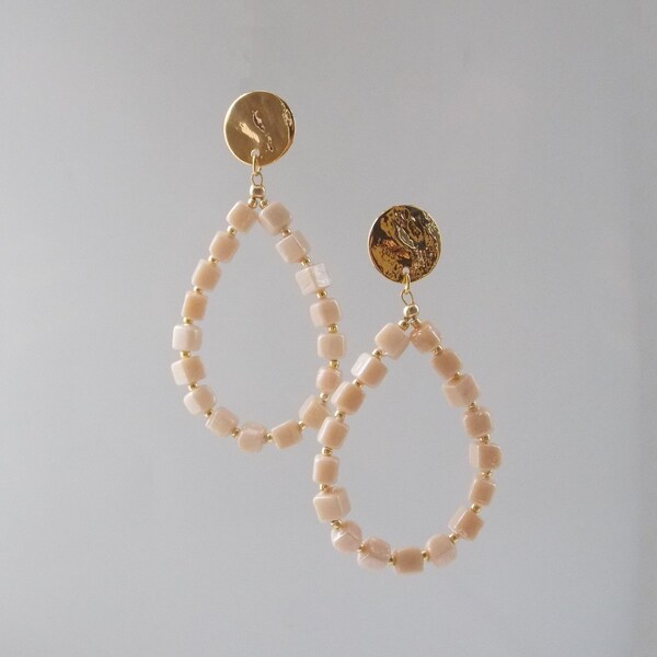 Clips ou oreilles percées, boucles d'oreilles XL en céramique beige clair.