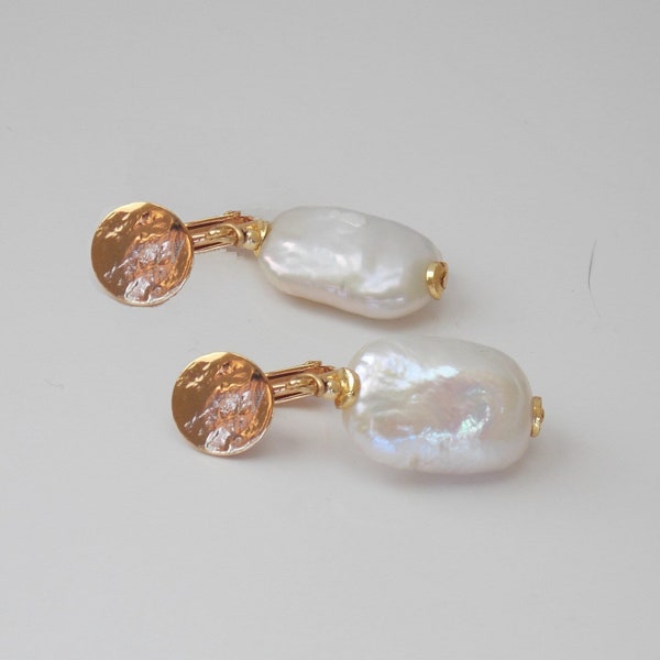 Clips ou oreilles percées, boucles d'oreilles pendantes en perle de culture baroque.