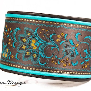 Könnte beinhalten: Ein breites braunes Lederhalsband mit leuchtend türkisfarbener und goldener Blumenstickerei. Die Kanten sind mit türkisfarbenem Paspelband und goldenen Nähten verziert. Der Text Luca-Design ist in schwarzer Schreibschrift unten links aufgedruckt.