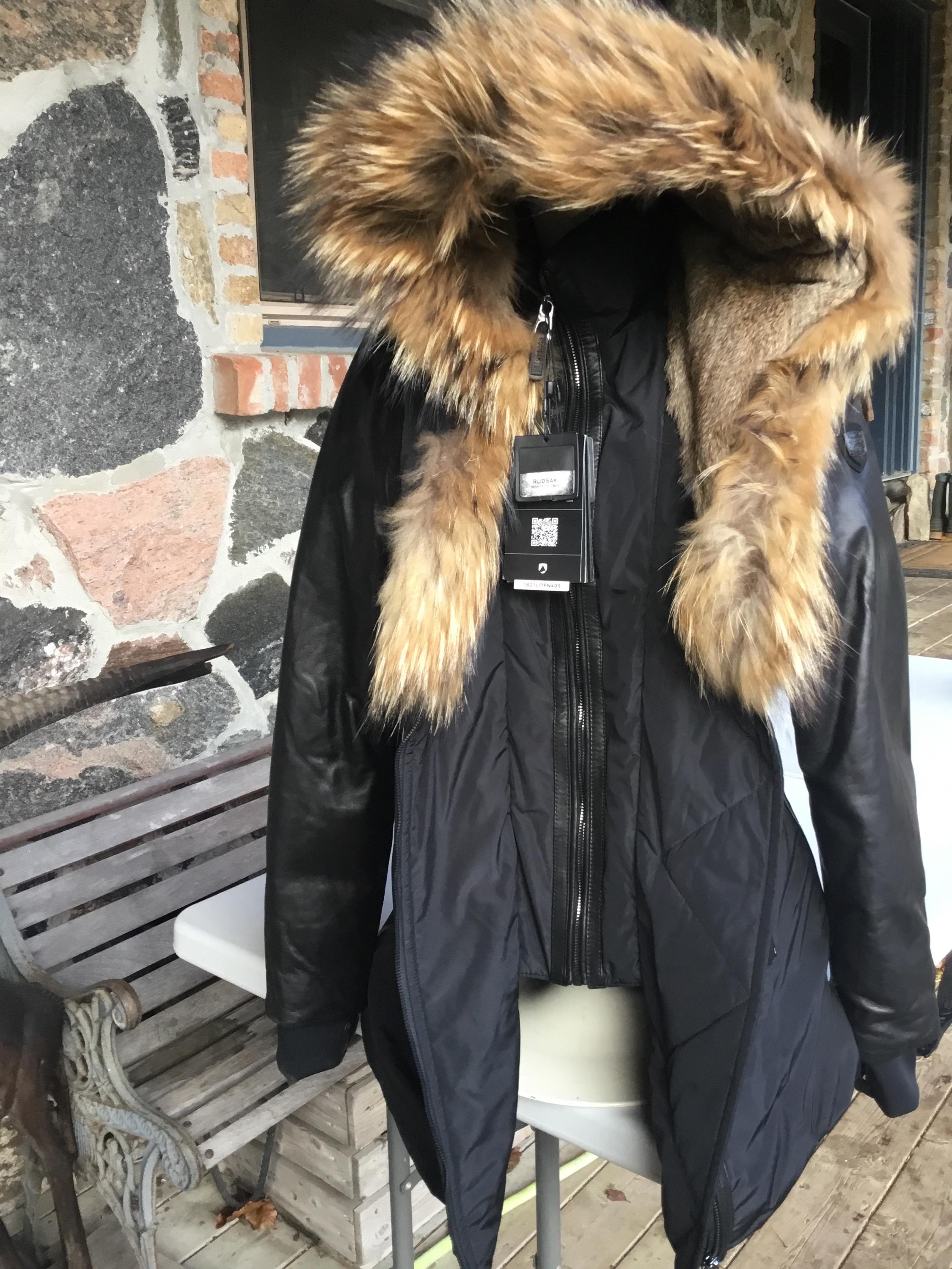 Rudsak Canadian Heritage、ブラックレザーとファー付き限定版 