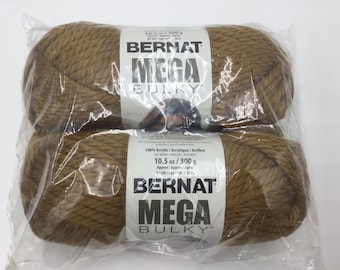 Puede incluir: Dos ovillos de hilo Bernat Mega Bulky de color marrón. El hilo es 100% acrílico y pesa 300 gramos por ovillo.