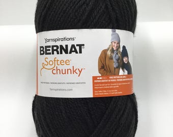 Puede incluir: Una madeja de hilo Bernat Softee Chunky negro. La etiqueta dice "Patrón gratuito en la etiqueta" y "Yarnspirations.com".