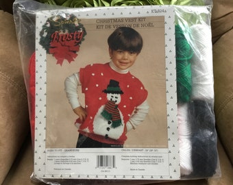 Puede incluir: Un kit de tejido para chaleco navideño con un diseño de muñeco de nieve. El kit incluye hilo de color rojo, blanco, verde y negro, e instrucciones para las tallas 24 pulgadas (20-22 pulgadas).