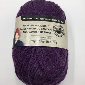 Op de afbeelding: Een bol paarse garen met het label "Camden Wool Big!" met de tekst "Pattern Included - Motif Inclus - Diseño Incluido" en het logo "Loops & Threads". Het garen is 278 yards, 8,8 ounce, 254 meter en 250 gram.